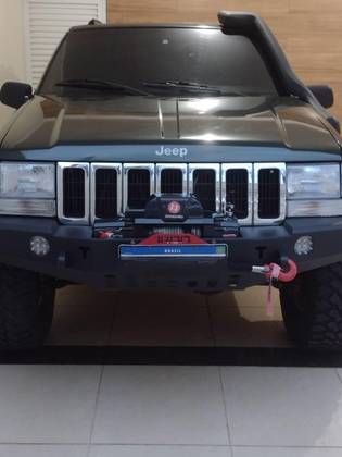 JEEP GRAND CHEROKEE 4.0 LAREDO 4X4 6I 12V GASOLINA 4P AUTOMÁTICO